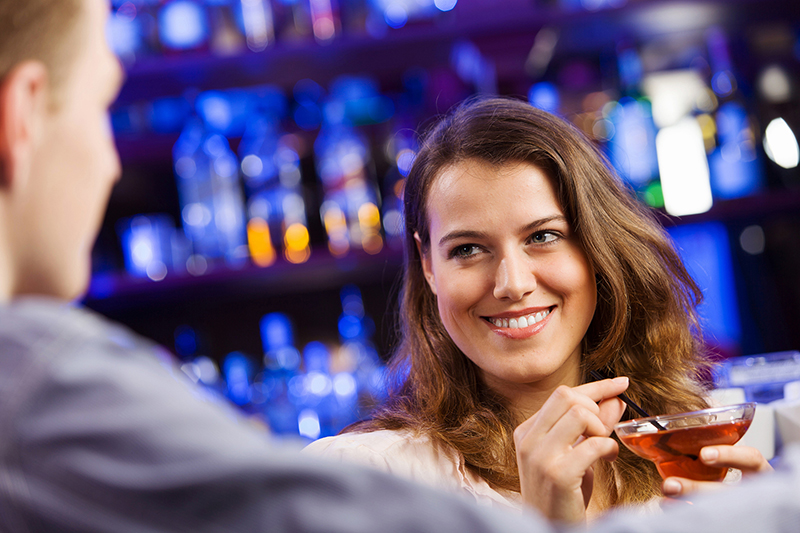 Picture of a couple in a bar with drinks